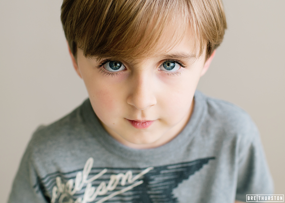 Pro-Photography-Tip-of-Little-Blue-Eyed-Boy-Looking-Towards-Light-with-Great-Catchlights-by-Bre-Thurston