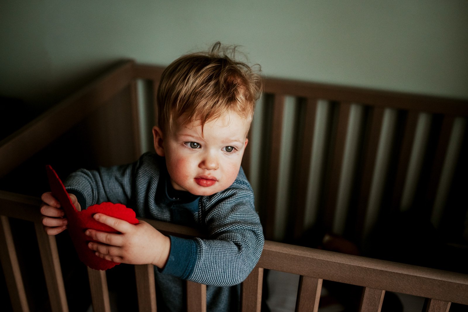 unknown_-baby-in-crib-holding-red-heart-mytwobears_